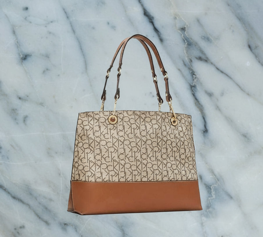CALVIN KLEIN TOTE IN SIGNATURE LOGO BEIGE/BROWN- XL OPEN WITH LARGE ZIP POUCH & LONG STRAP