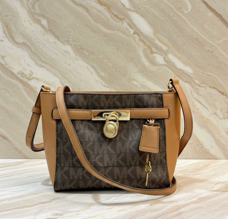 MICHAEL KORS TOP ZIP HAMILTON TRAVELLER MESSENGER BAG SMALL - SIG BROWN