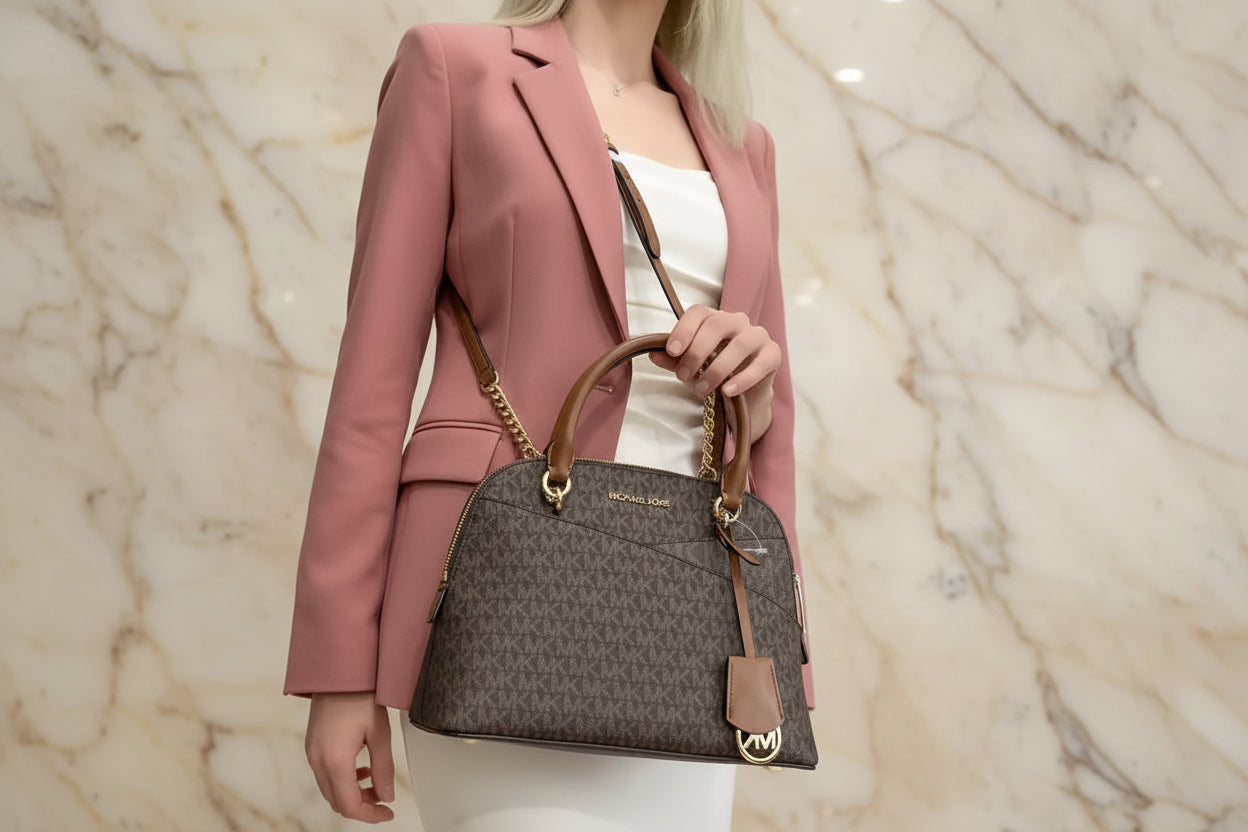 MICHAEL KORS CINDY DOME MEDIUM IN SIGNATURE LOGO BROWN