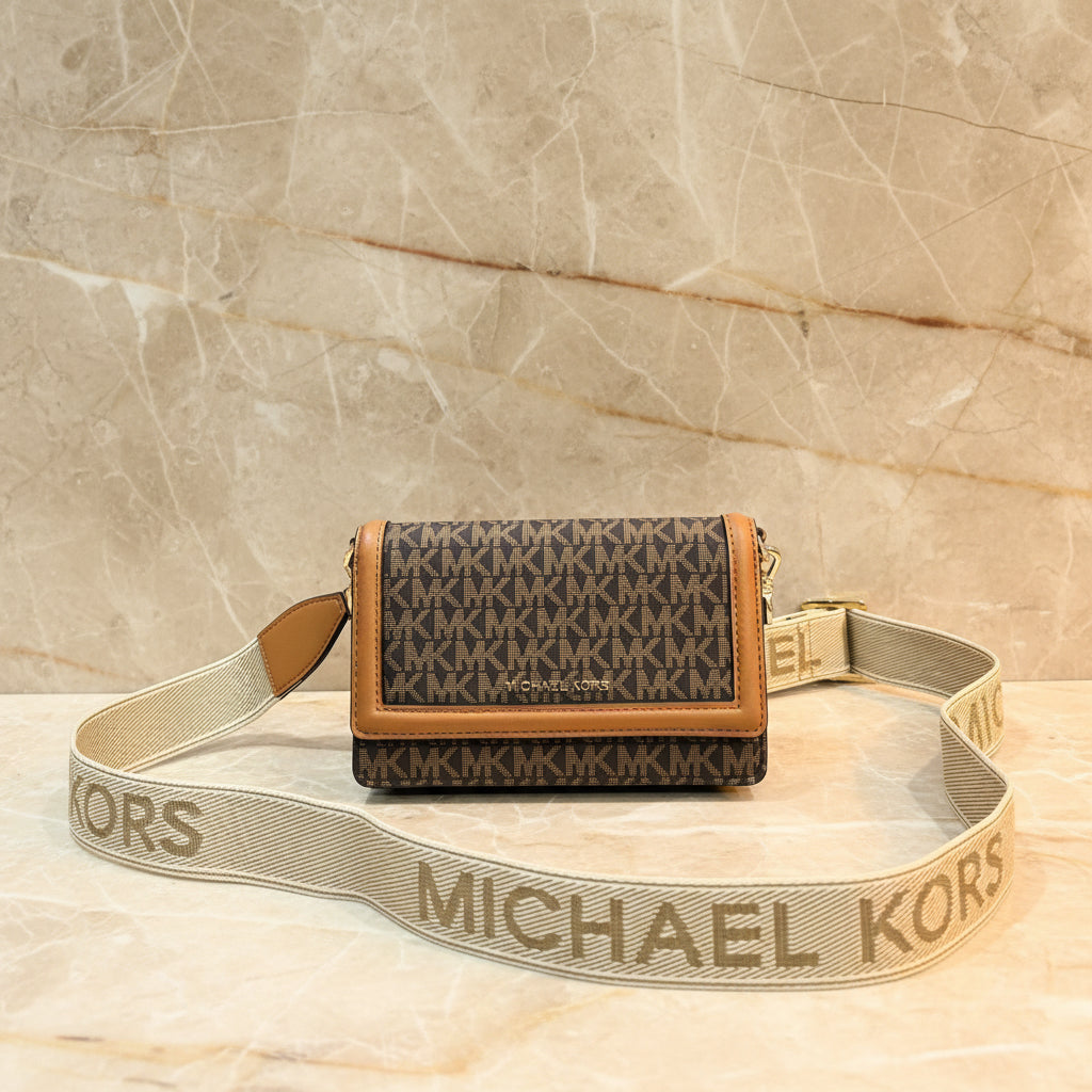 MICHAEL KORS JET SET LOGO SMARTPHONE CROSSBODY BAG- BROWN ACORN - WOVEN