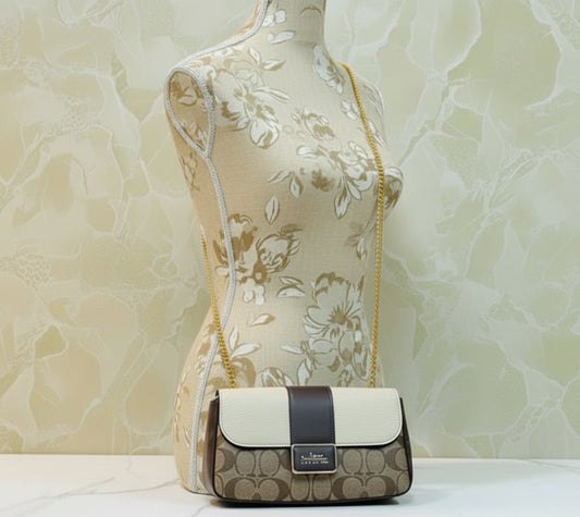 حقيبة كتف صغيرة من كوتش طراز جريس / حقيبة كروس بودي بسلسلة