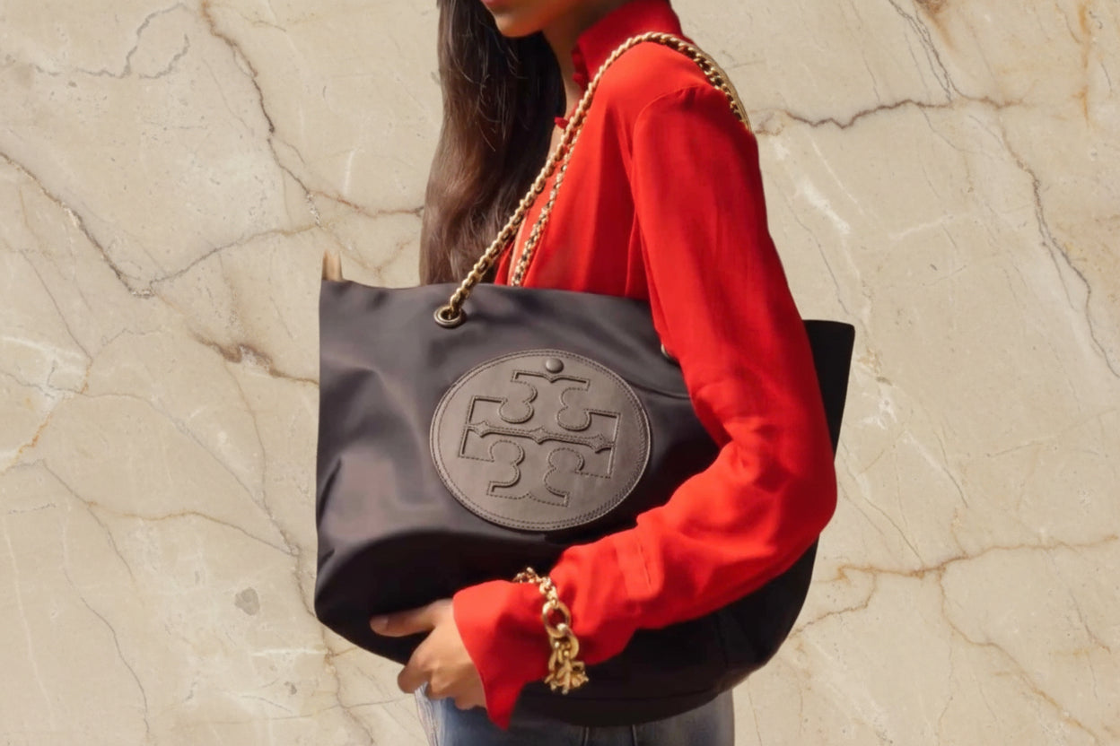 حقيبة تسوق توري بورش إيلا بوبي ذات سلسلة إغلاق مغناطيسية - أسود