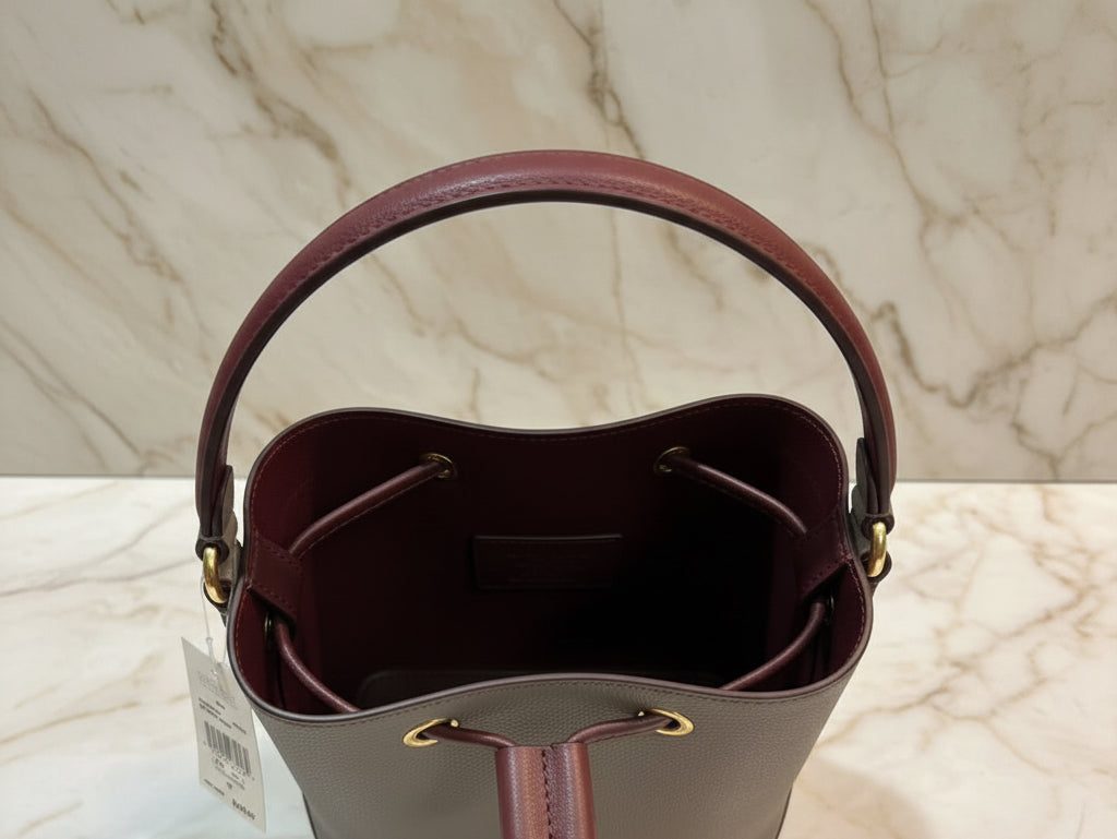 MICHAEL KORS SURI BUCKET IN SIGNATURE CANVAS