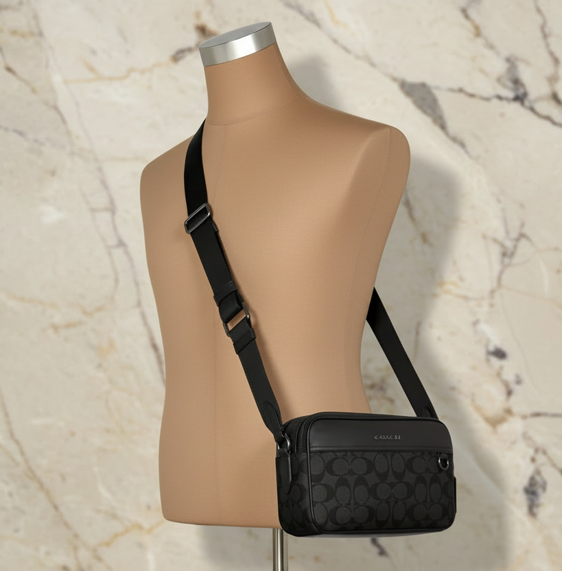 حقيبة كروس بودي من كوتش غراهام - قماش مطلي مميز/أسود فحمي