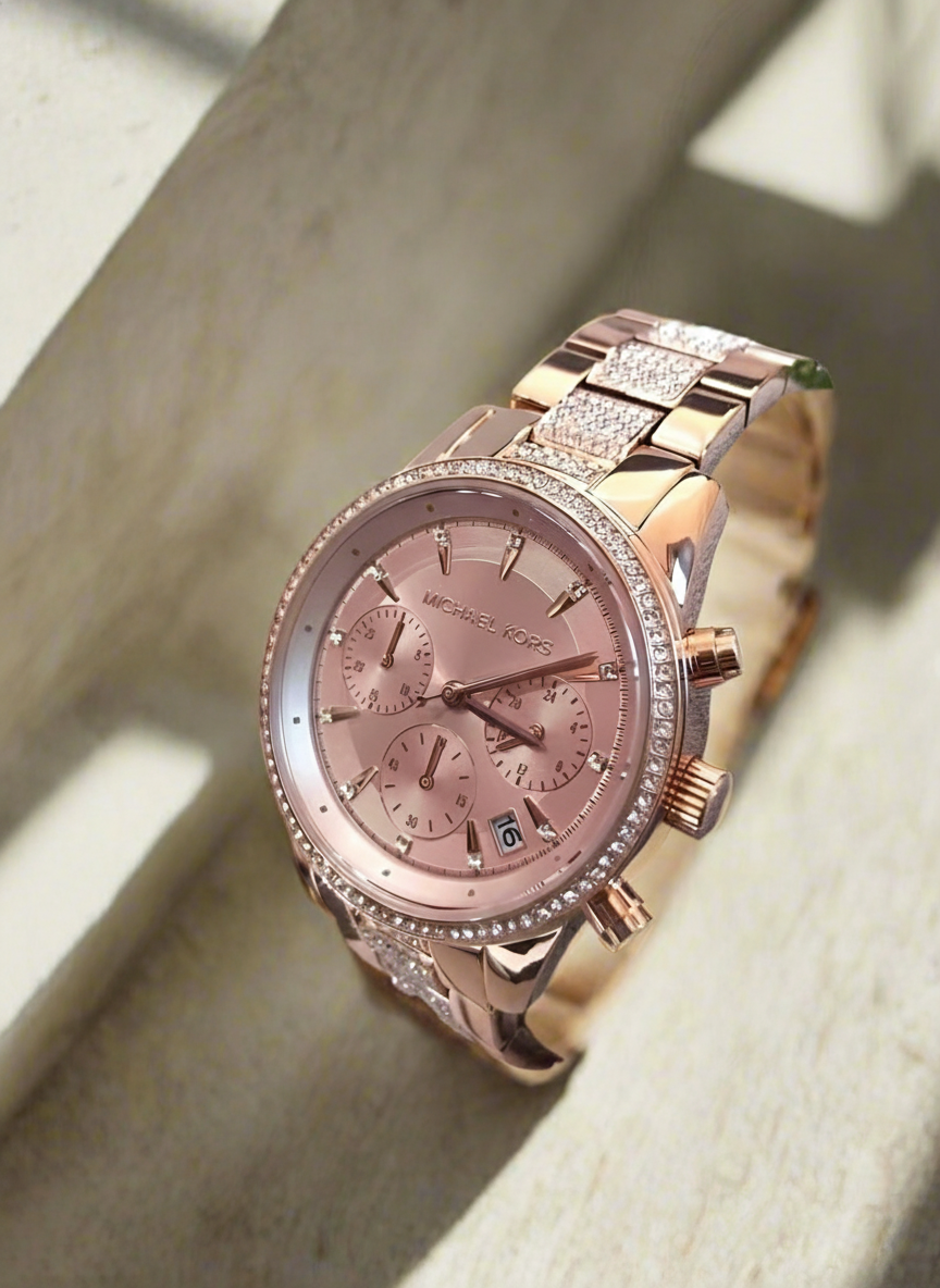 ساعة مايكل كورس متوسطة الحجم - لون ذهبي وردي - علبة ساعة مجانية