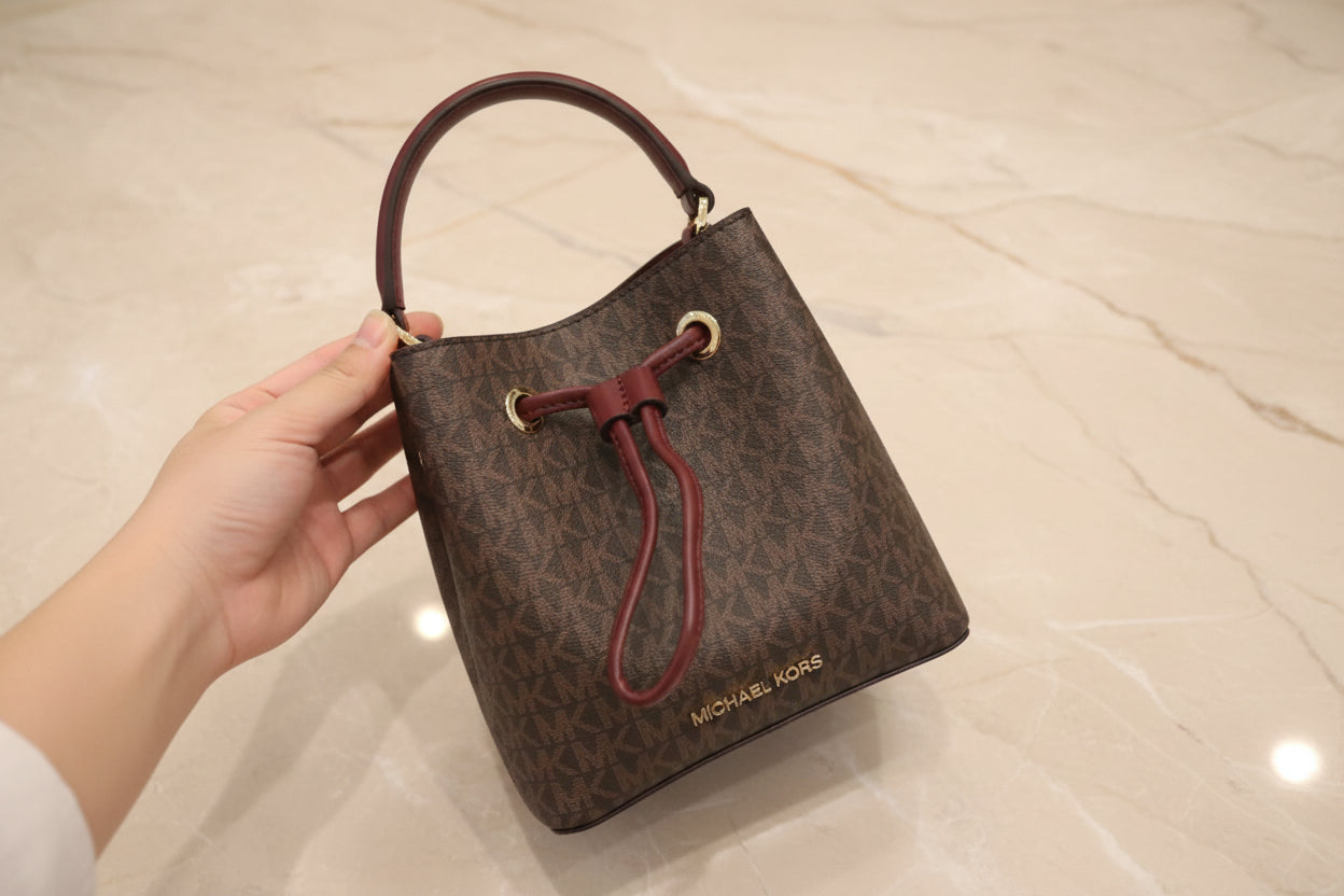 MICHAEL KORS SURI BUCKET IN SIGNATURE CANVAS