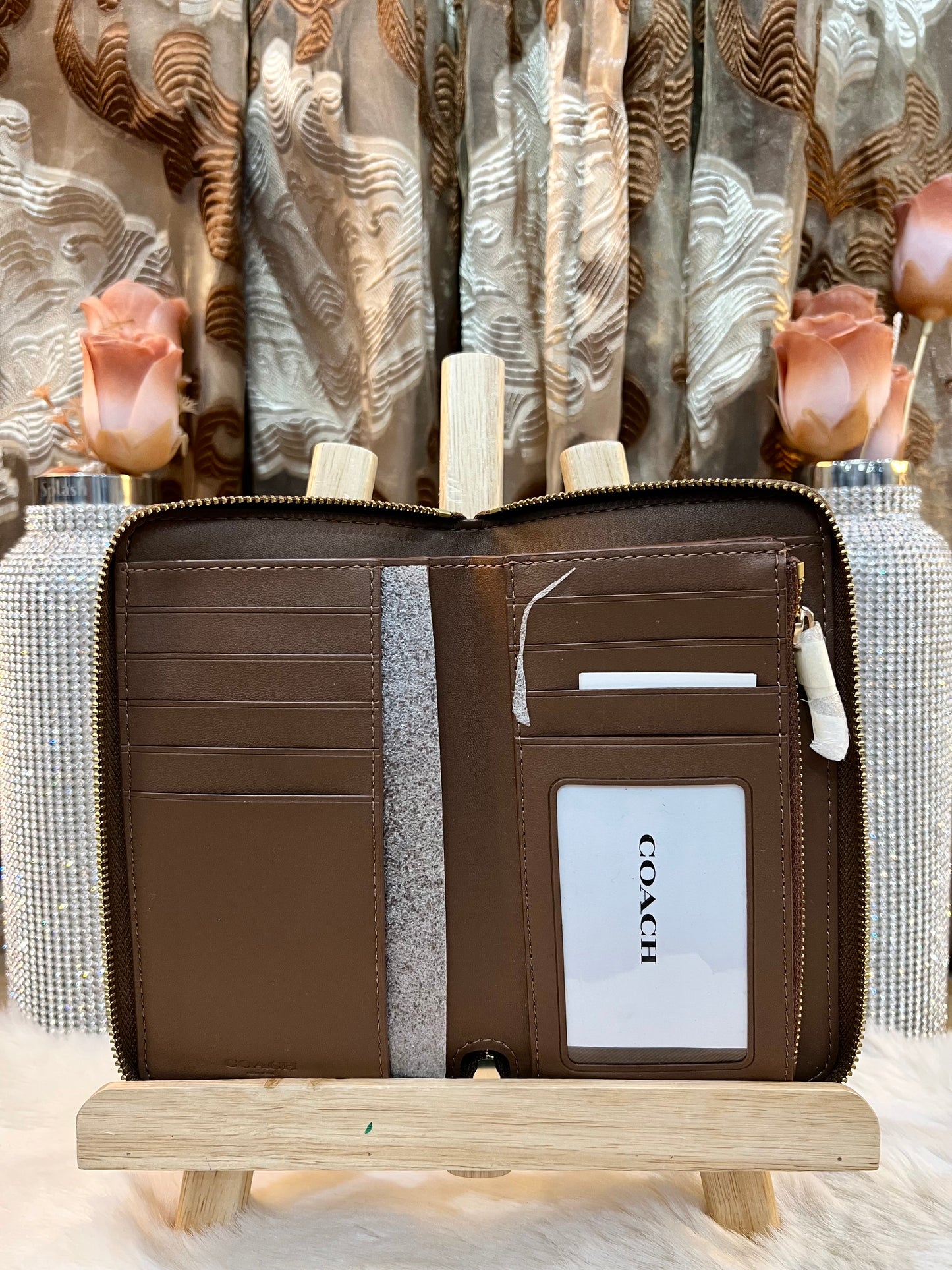 محفظة كوتش متوسطة الحجم بسحاب دائري