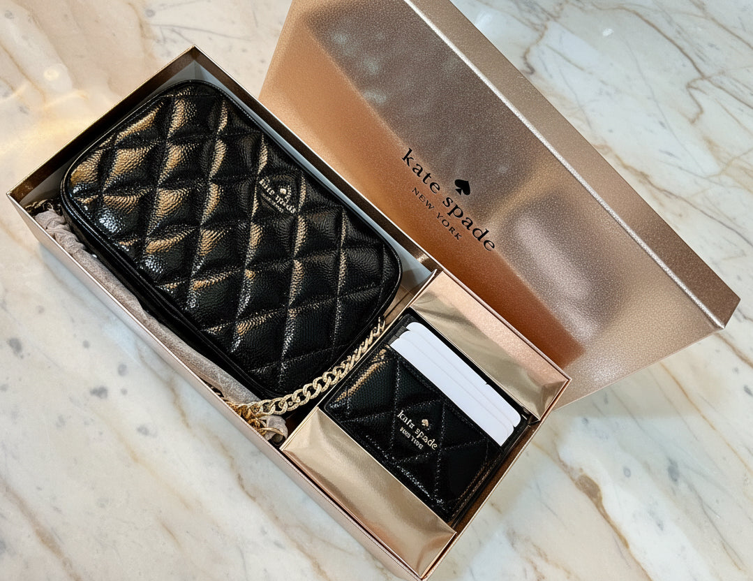 حقيبة كروسبودي من الجلد المبطن من كيت سبيد، مع حافظة بطاقات رفيعة، في علبة.