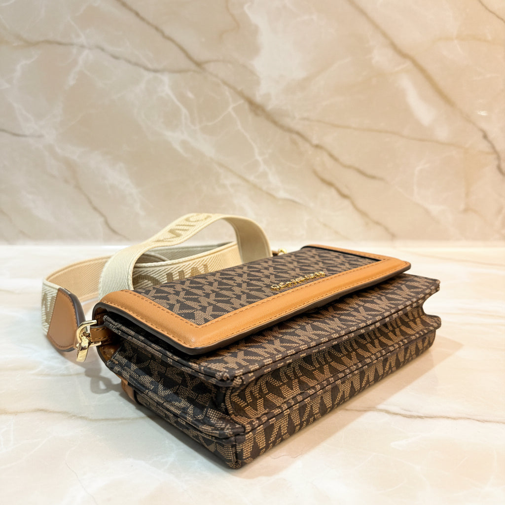 MICHAEL KORS JET SET LOGO SMARTPHONE CROSSBODY BAG- BROWN ACORN - WOVEN