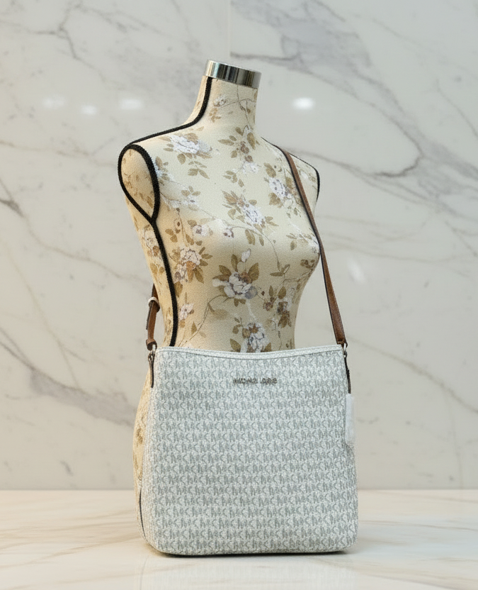 MICHAEL KORS JET SET TRAVEL LARGE MESSENGER LOGO VANILLA