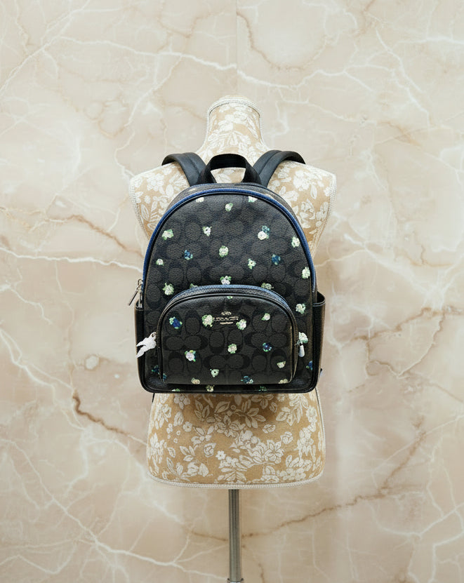 حقيبة ظهر متوسطة الحجم من كوتش كورت مصنوعة من قماش مميز بنقشة ورود صغيرة عتيقة