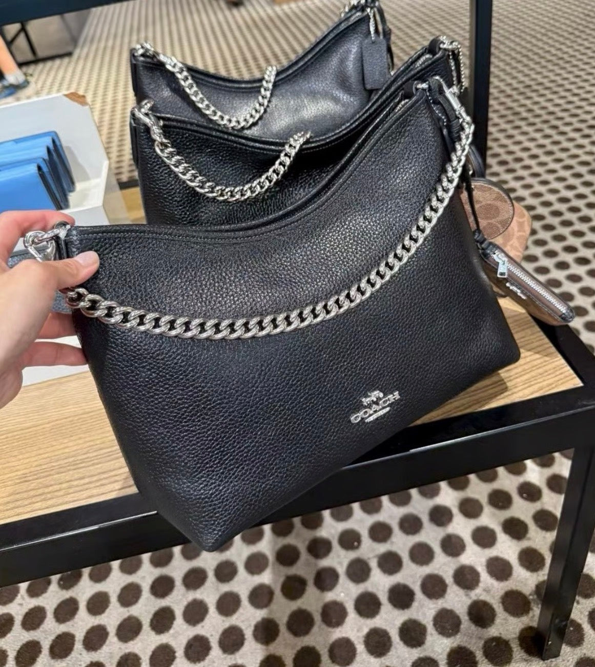 حقيبة كوتش متوسطة الحجم بلون الغار - أسود