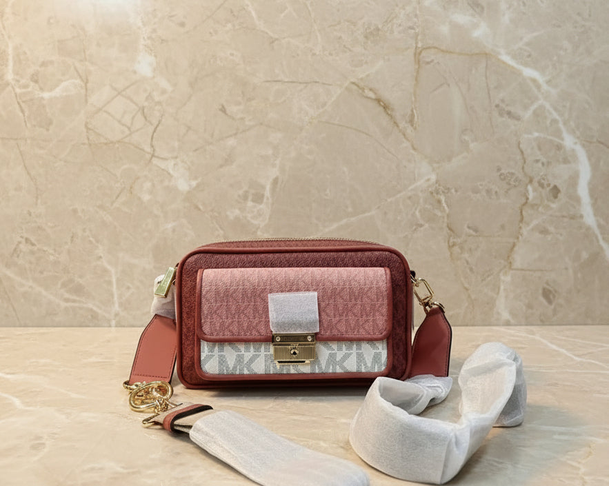 MICHAEL KORS SIGNATURE BRADSHAW POCKET CAMERA CROSSBODY BAG - CINNAMON MULTI ( BOUTIQUE STORE )