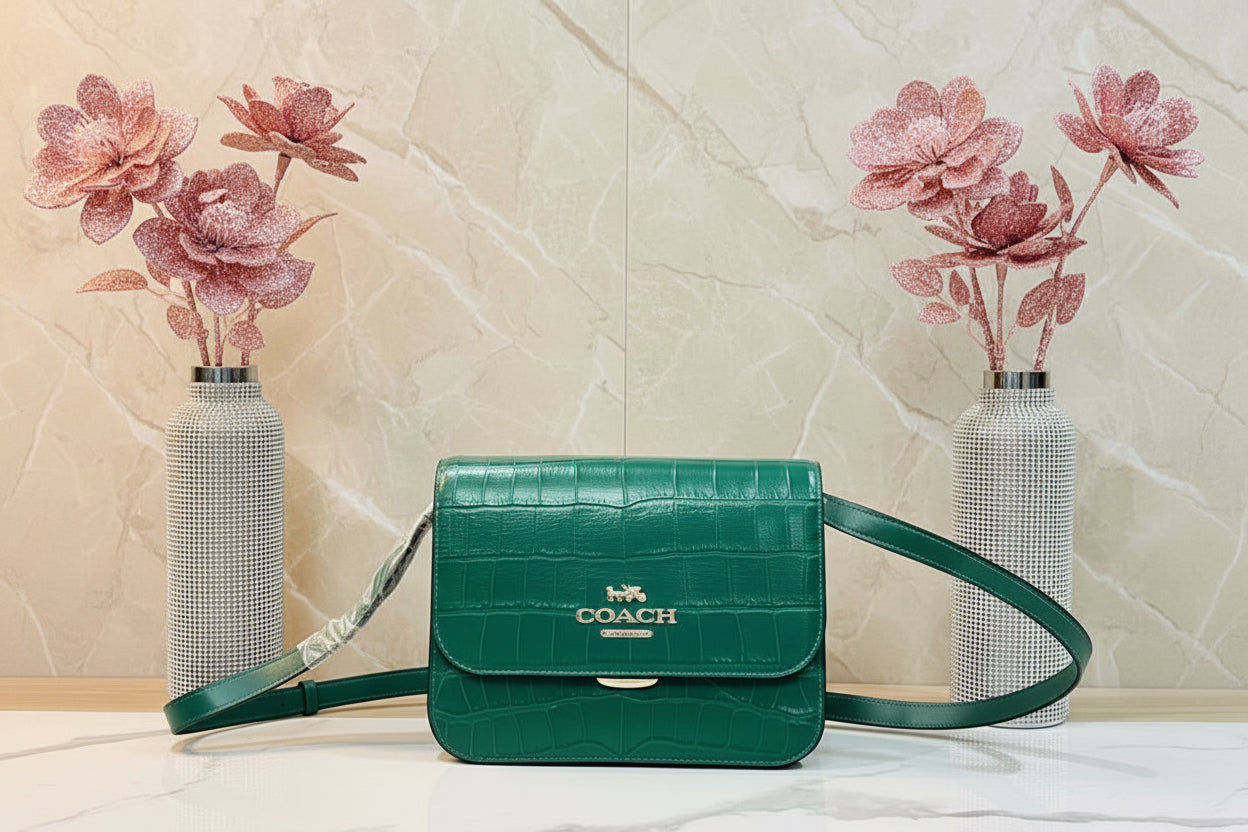 حقيبة كروسبودي كوتش برين ذات غطاء قلاب - لون اليشم