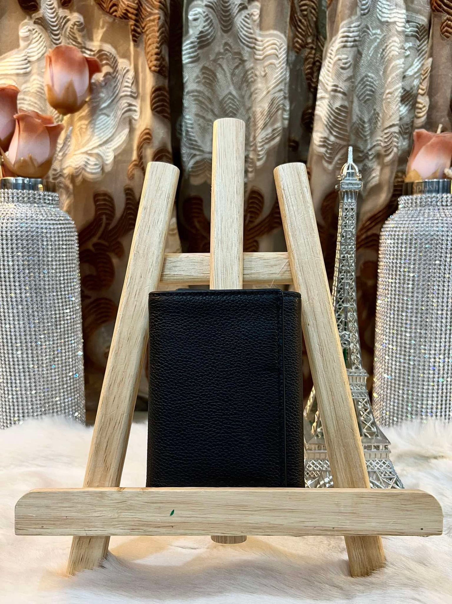 محفظة كوتش ثلاثية الطي