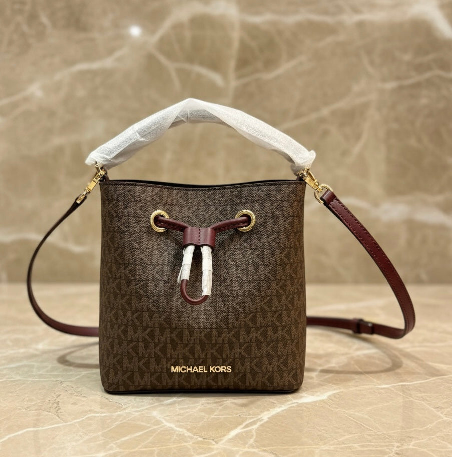 MICHAEL KORS SURI BUCKET IN SIGNATURE CANVAS