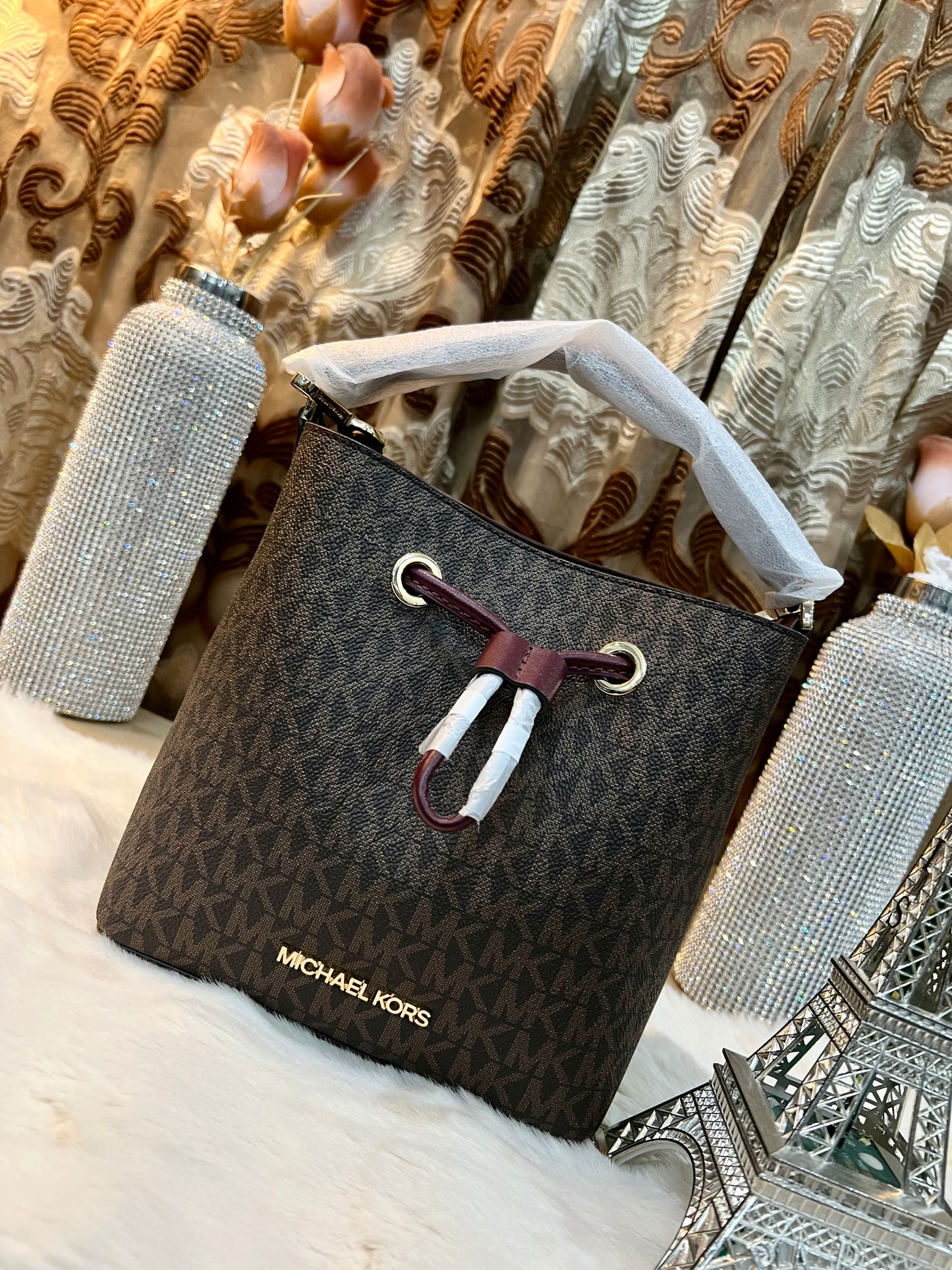 MICHAEL KORS SURI BUCKET IN SIGNATURE CANVAS