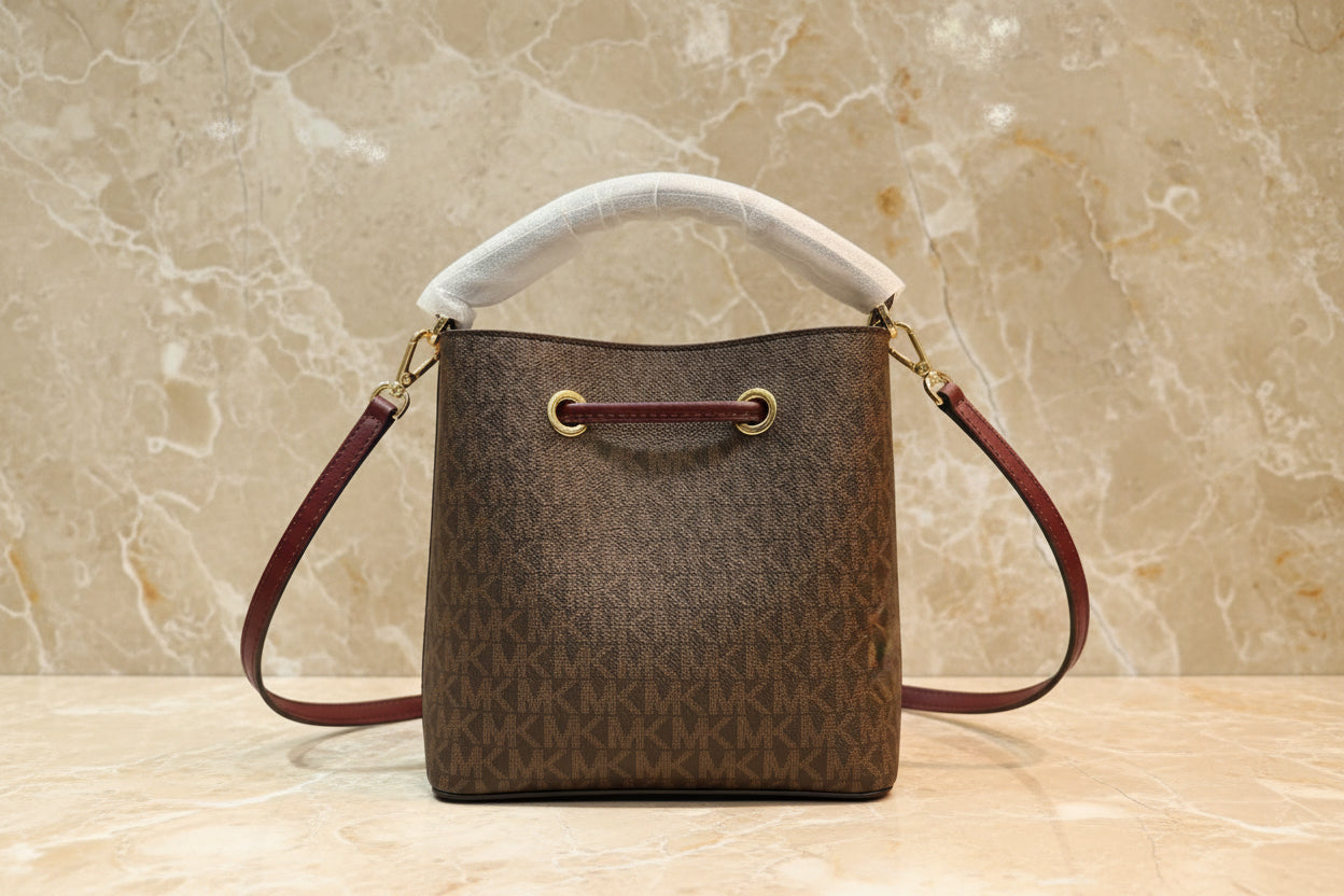MICHAEL KORS SURI BUCKET IN SIGNATURE CANVAS