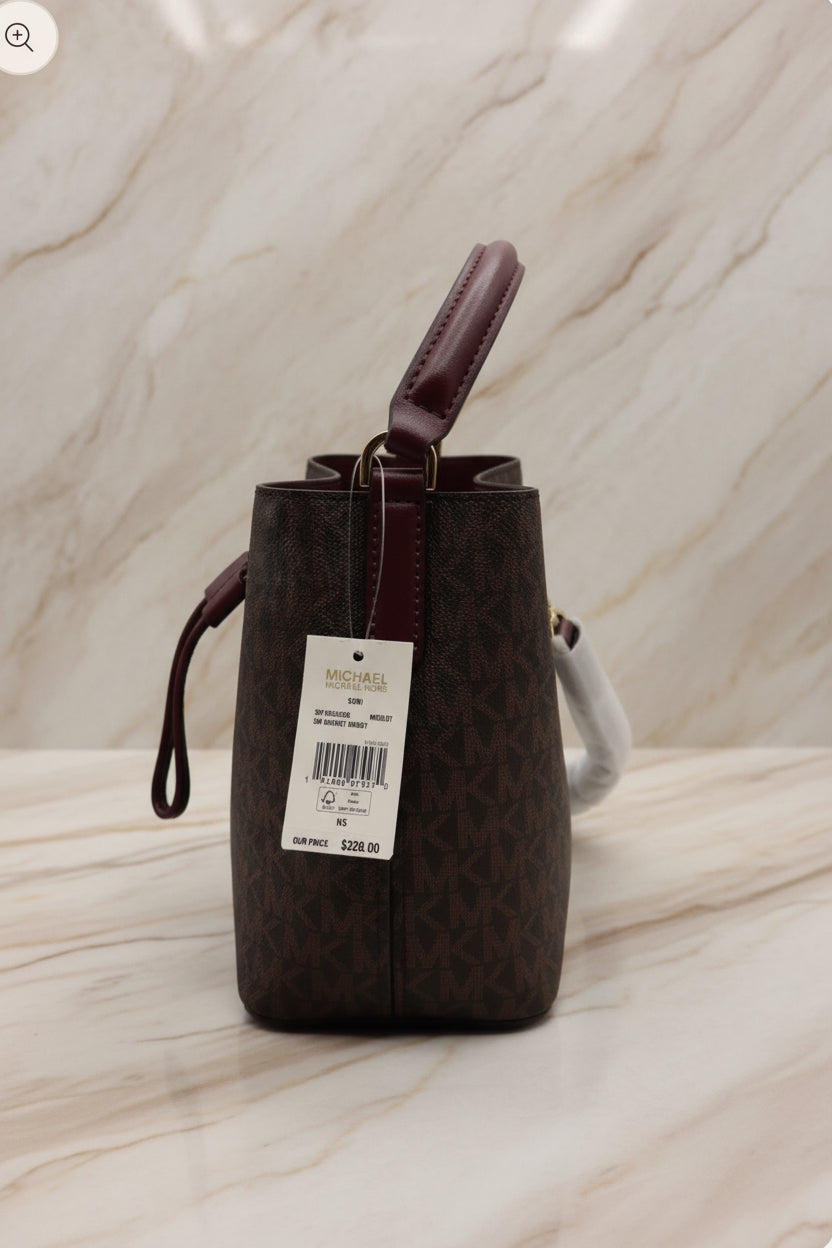MICHAEL KORS SURI BUCKET IN SIGNATURE CANVAS