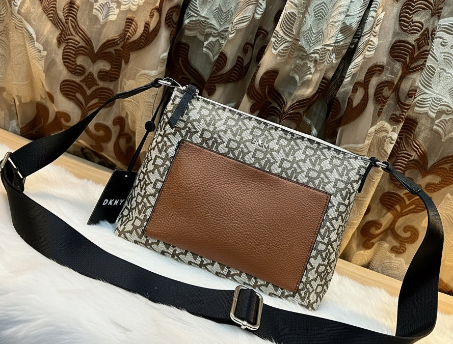 حقيبة كروس بودي من دي كيه إن واي بشعار المونوغرام