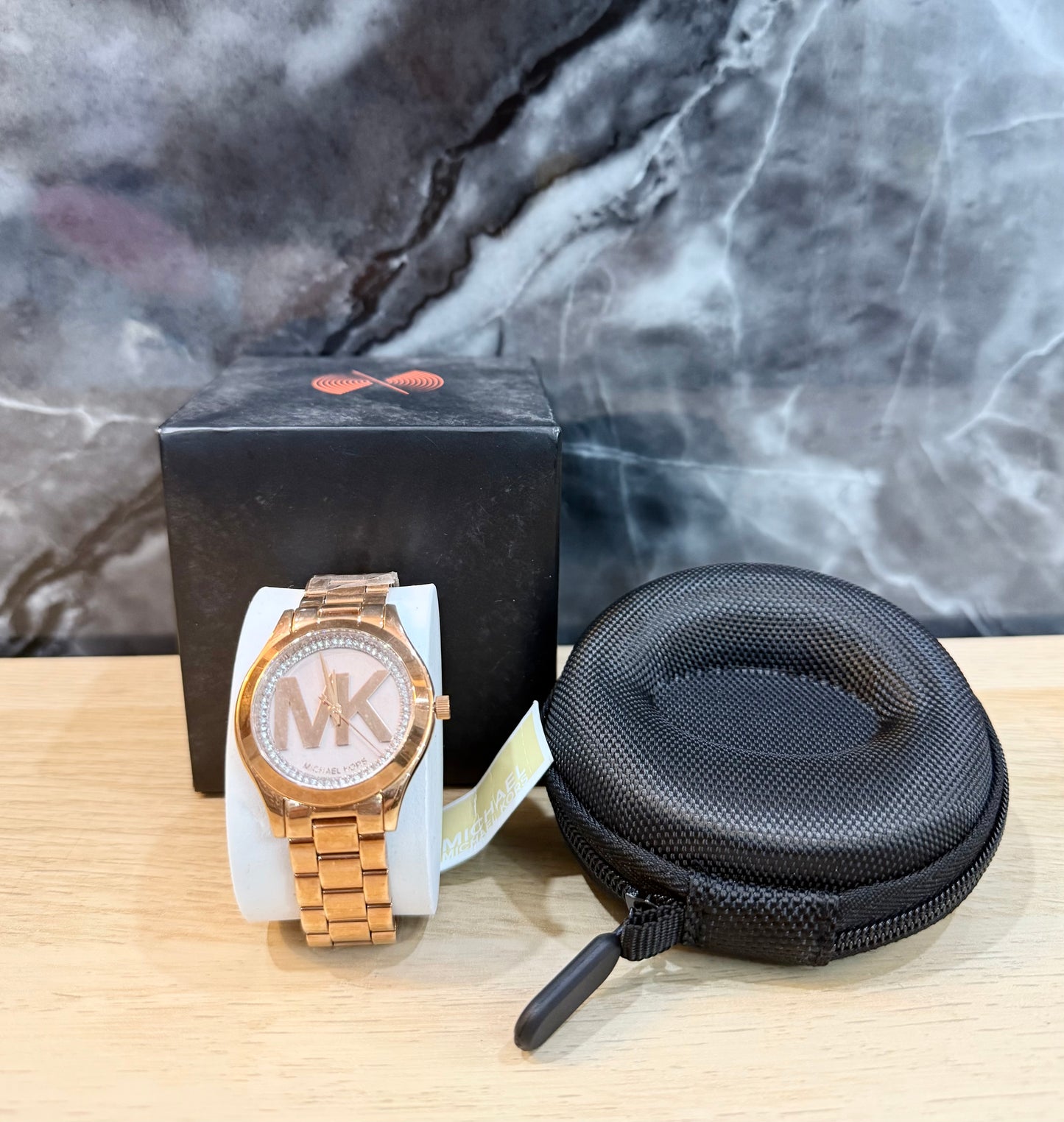 ساعة مايكل كورس ميني سليم رانوي - لون ذهبي وردي - بشعار MK وتصميم مرصع بالكريستال - علبة ساعة مجانية 