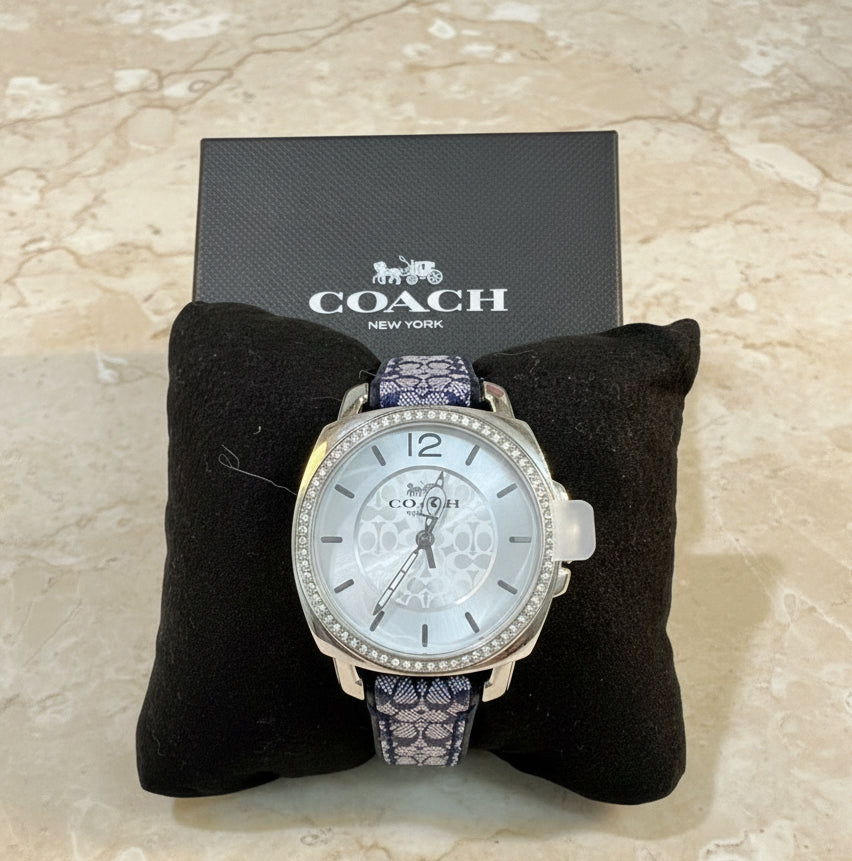 ساعة كوتش بوي فريند متوسطة الحجم - لون أزرق داكن مميز