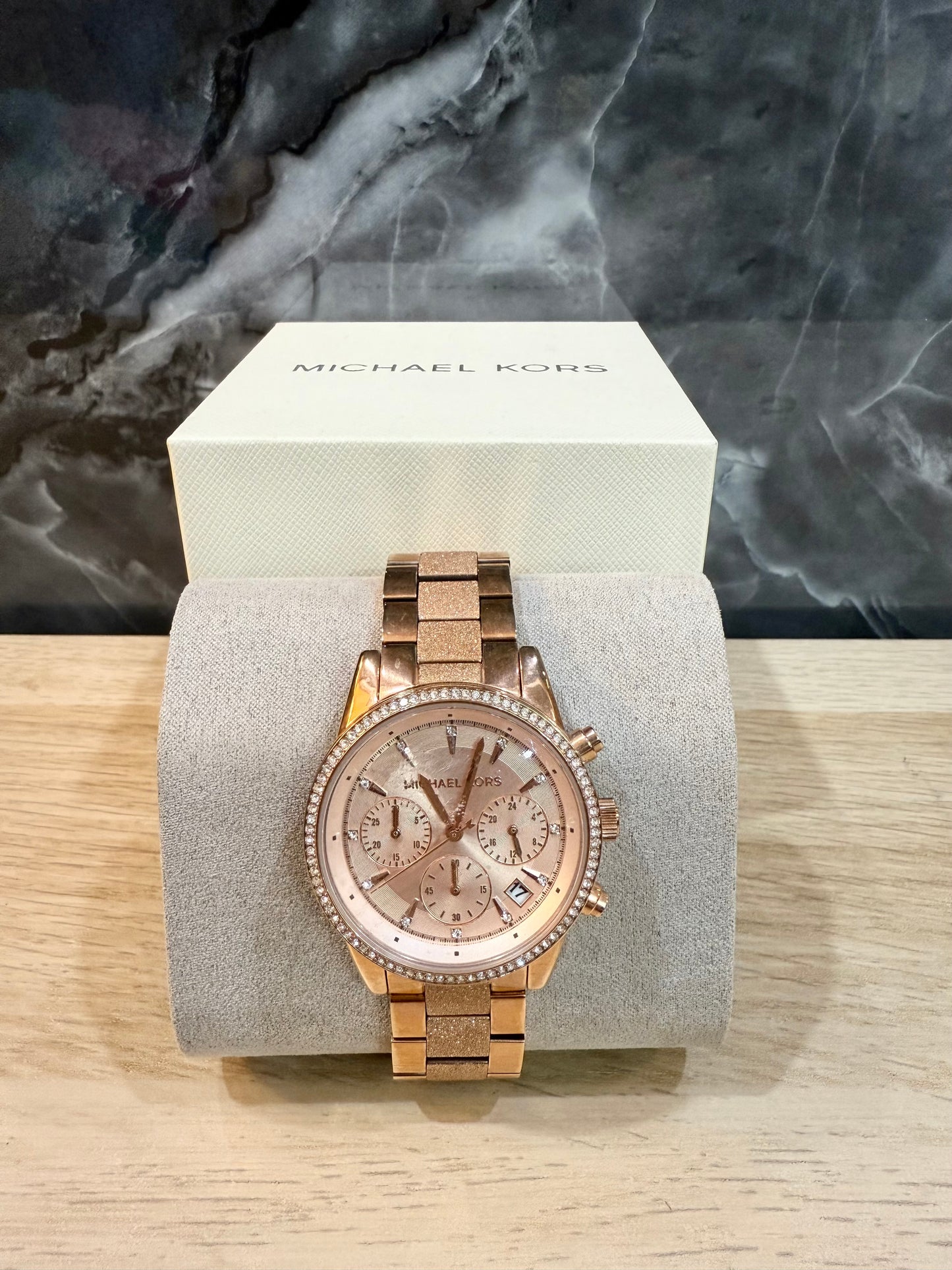 ساعة مايكل كورس متوسطة الحجم - لون ذهبي وردي - علبة ساعة مجانية