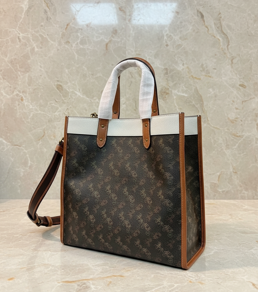 حقيبة تسوق من كوتش فيلد مزينة بطبعة حصان وعربة