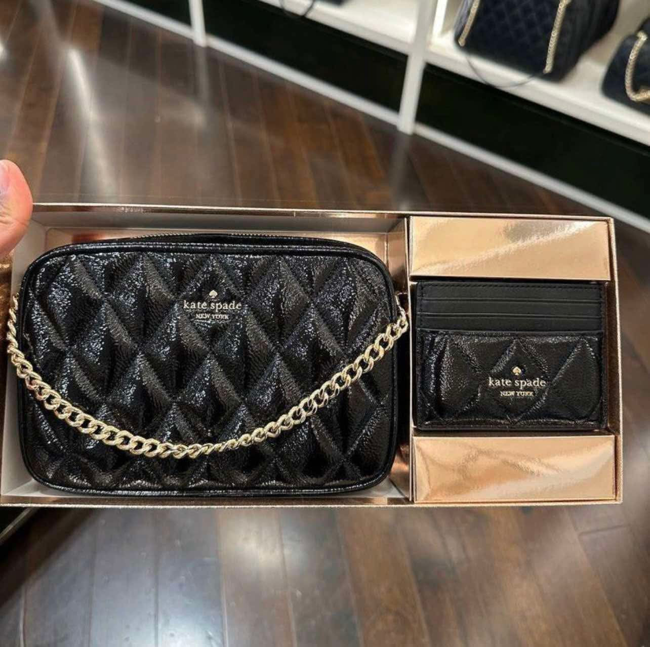 حقيبة كروسبودي من الجلد المبطن من كيت سبيد، مع حافظة بطاقات رفيعة، في علبة.