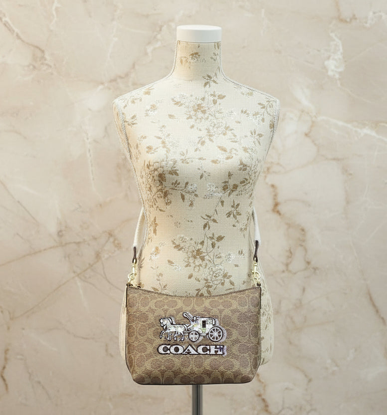 حقيبة كتف/حقيبة كروس بودي من كوتش بايتون بنقشة الحصان والعربة المميزة