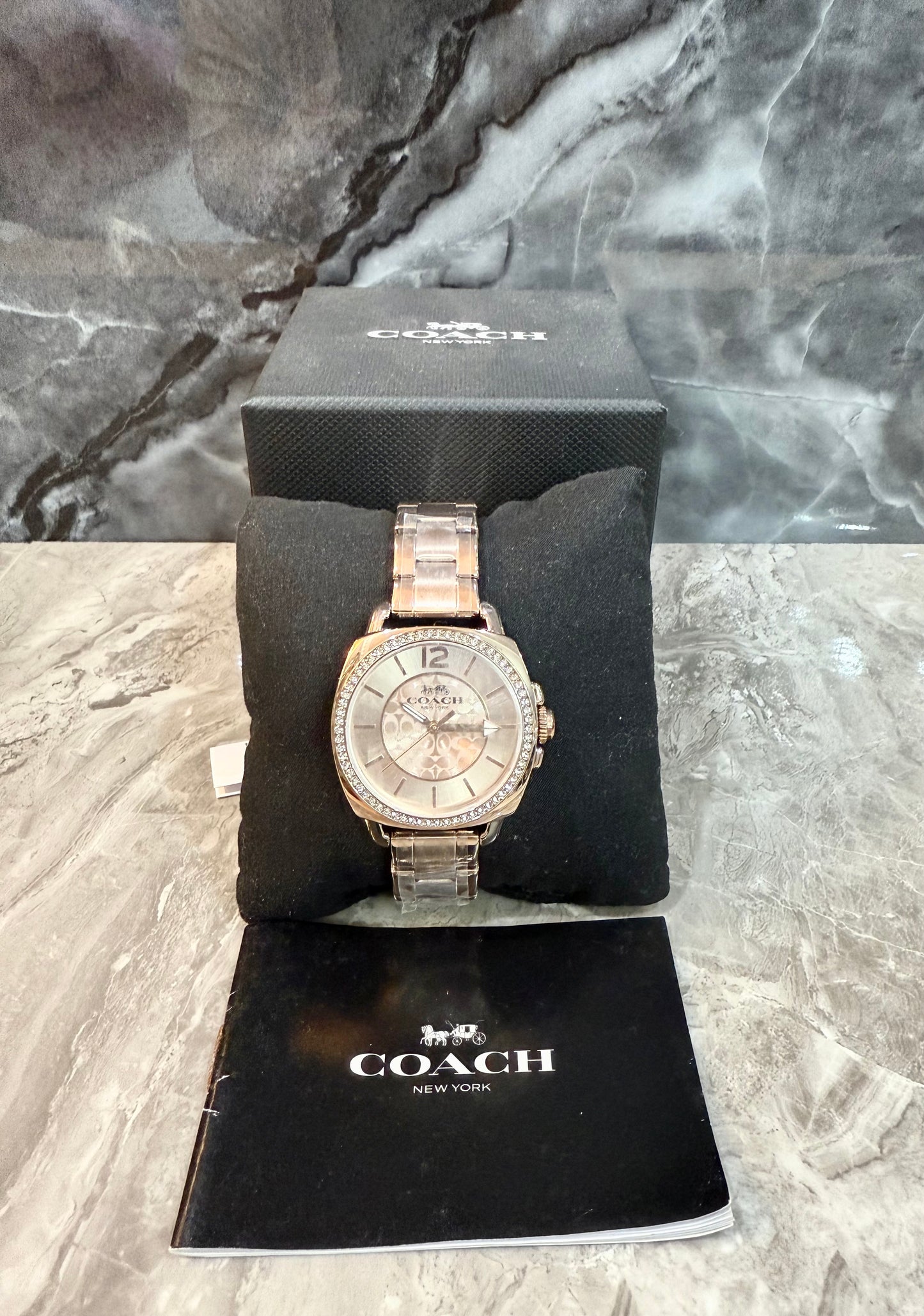 ساعة كوتش بوي فريند من الفولاذ المقاوم للصدأ بلون القرنفل