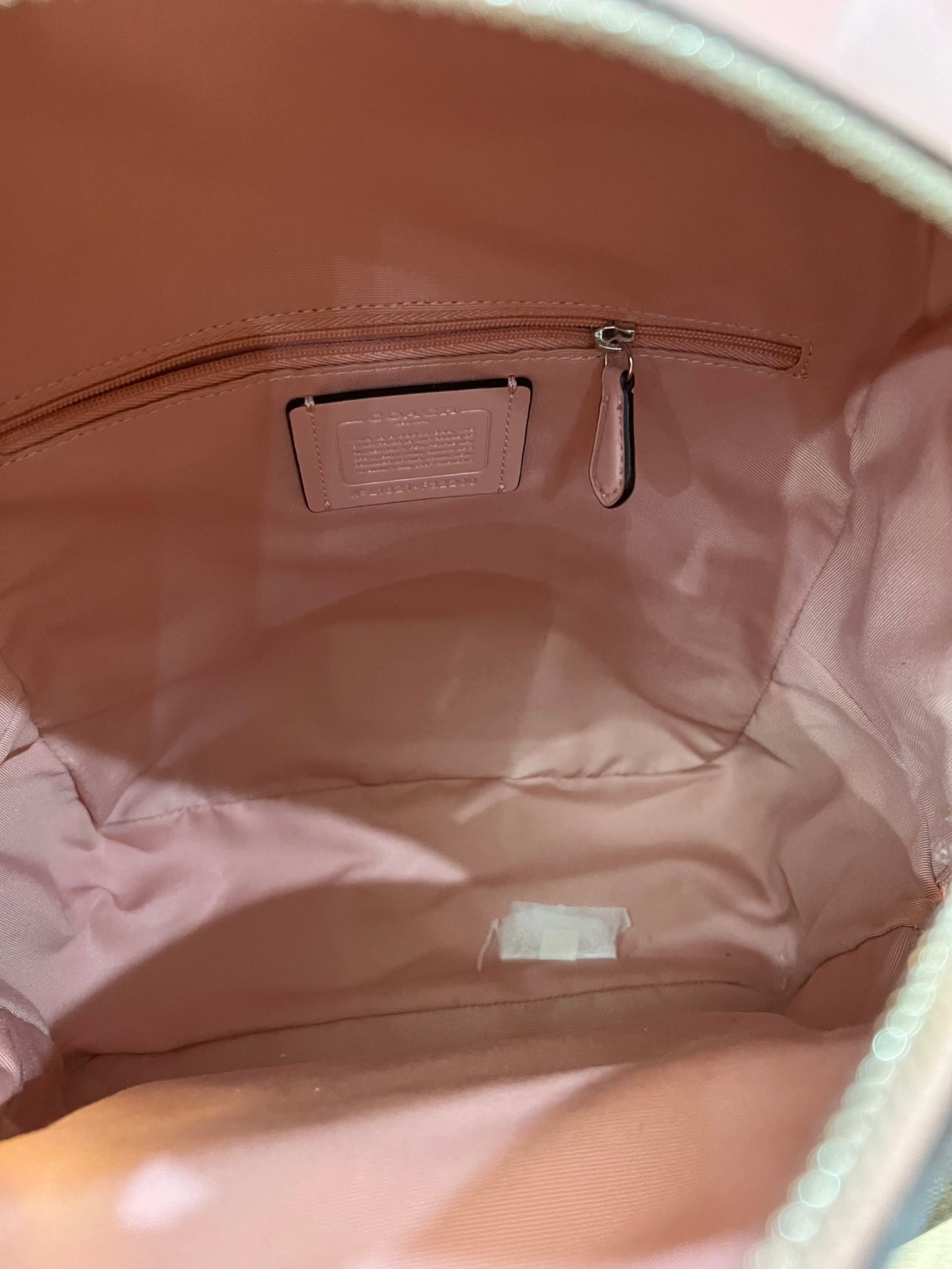 حقيبة ظهر متوسطة الحجم من كوتش تشارلي - لون بني/وردي مميز