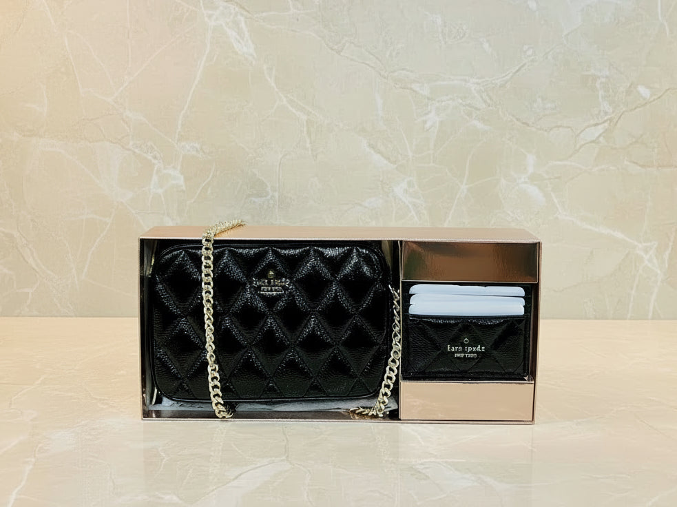 حقيبة كروسبودي من الجلد المبطن من كيت سبيد، مع حافظة بطاقات رفيعة، في علبة.