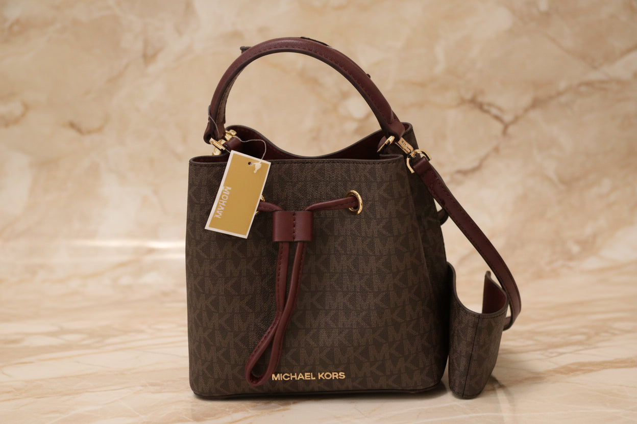 MICHAEL KORS SURI BUCKET IN SIGNATURE CANVAS