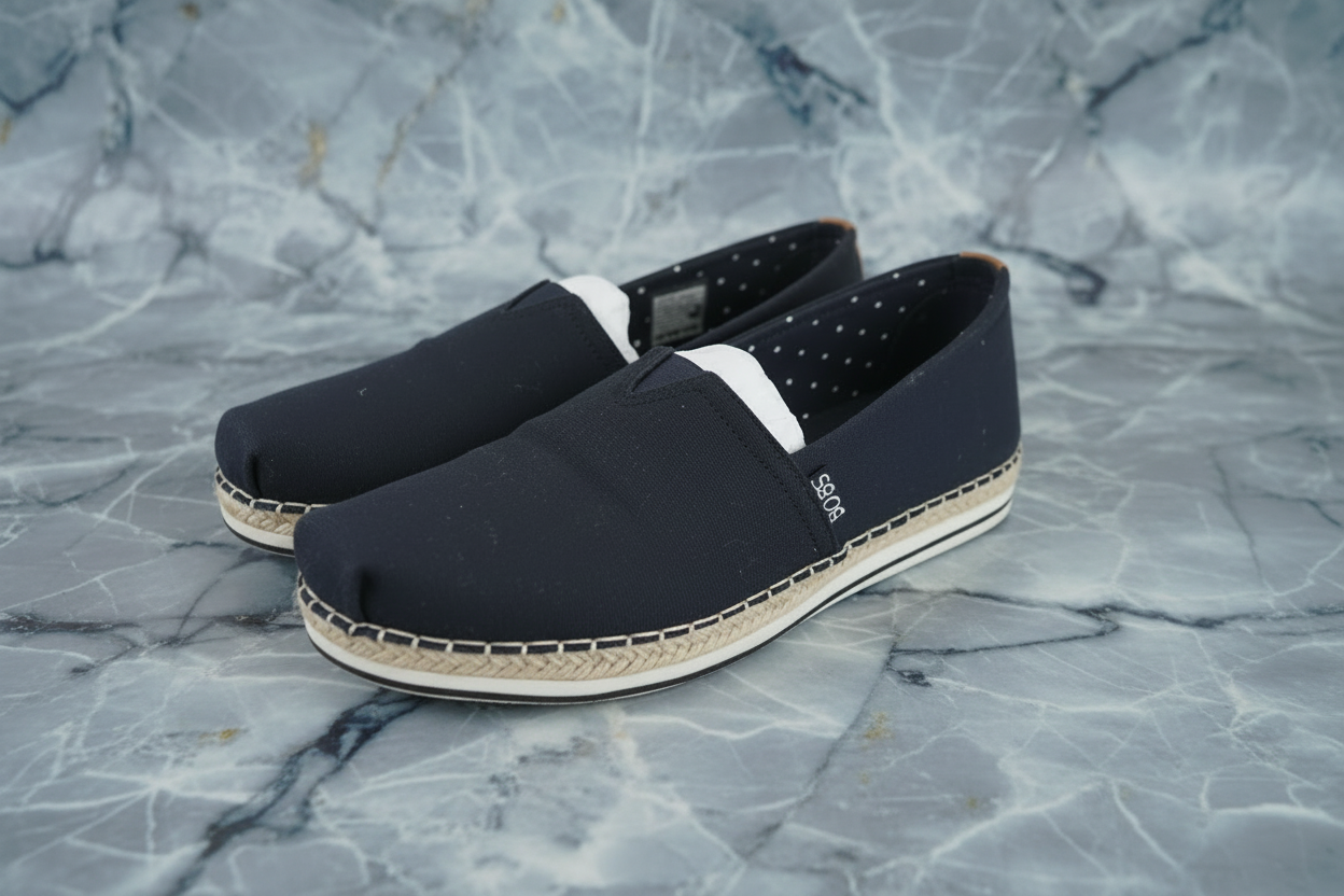 SKECHERS - SIZE 6