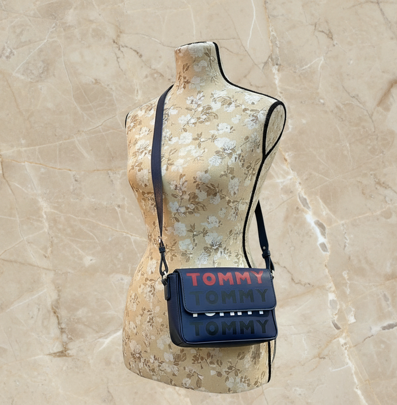 حقيبة كروسبودي ذات غطاء قلاب من تومي هيلفيغر