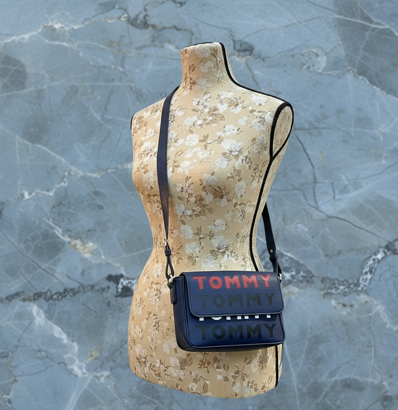 حقيبة كروسبودي ذات غطاء قلاب من تومي هيلفيغر