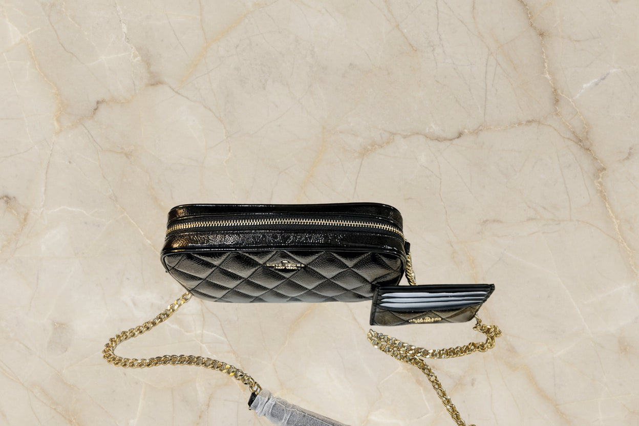 حقيبة كروسبودي من الجلد المبطن من كيت سبيد، مع حافظة بطاقات رفيعة، في علبة.