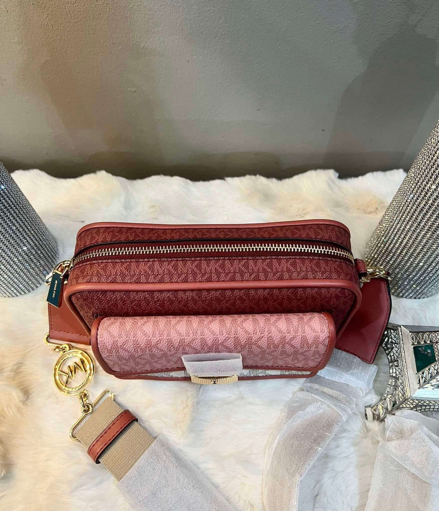 MICHAEL KORS SIGNATURE BRADSHAW POCKET CAMERA CROSSBODY BAG - CINNAMON MULTI ( BOUTIQUE STORE )