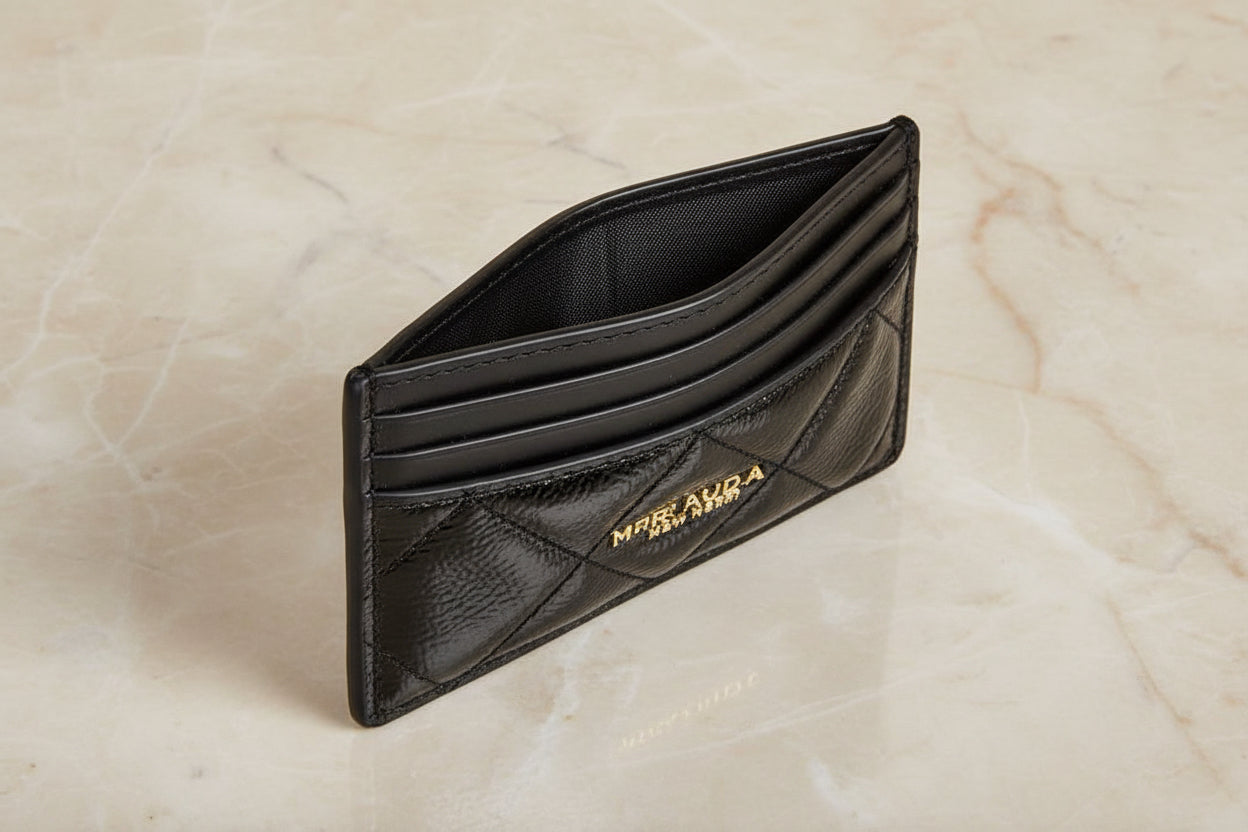 حقيبة كروسبودي من الجلد المبطن من كيت سبيد، مع حافظة بطاقات رفيعة، في علبة.