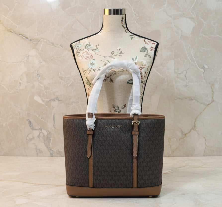 MICHAEL KORS JET SET TRAVEL ZIP TOTE IN SIGNATURE LOGO BROWN - MEDIUM