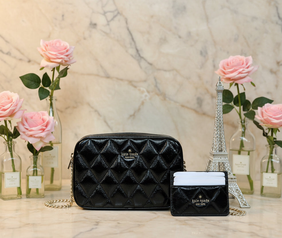 حقيبة كروسبودي من الجلد المبطن من كيت سبيد، مع حافظة بطاقات رفيعة، في علبة.