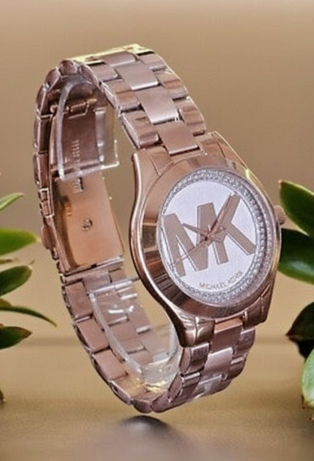 ساعة مايكل كورس ميني سليم رانوي - لون ذهبي وردي - بشعار MK وتصميم مرصع بالكريستال - علبة ساعة مجانية 