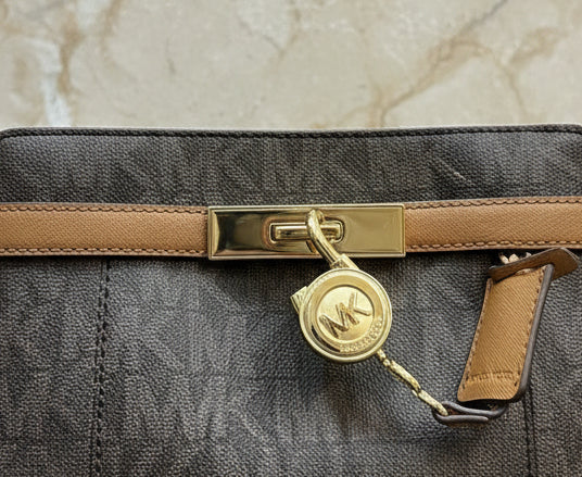 MICHAEL KORS TOP ZIP HAMILTON TRAVELLER MESSENGER BAG SMALL - SIG BROWN