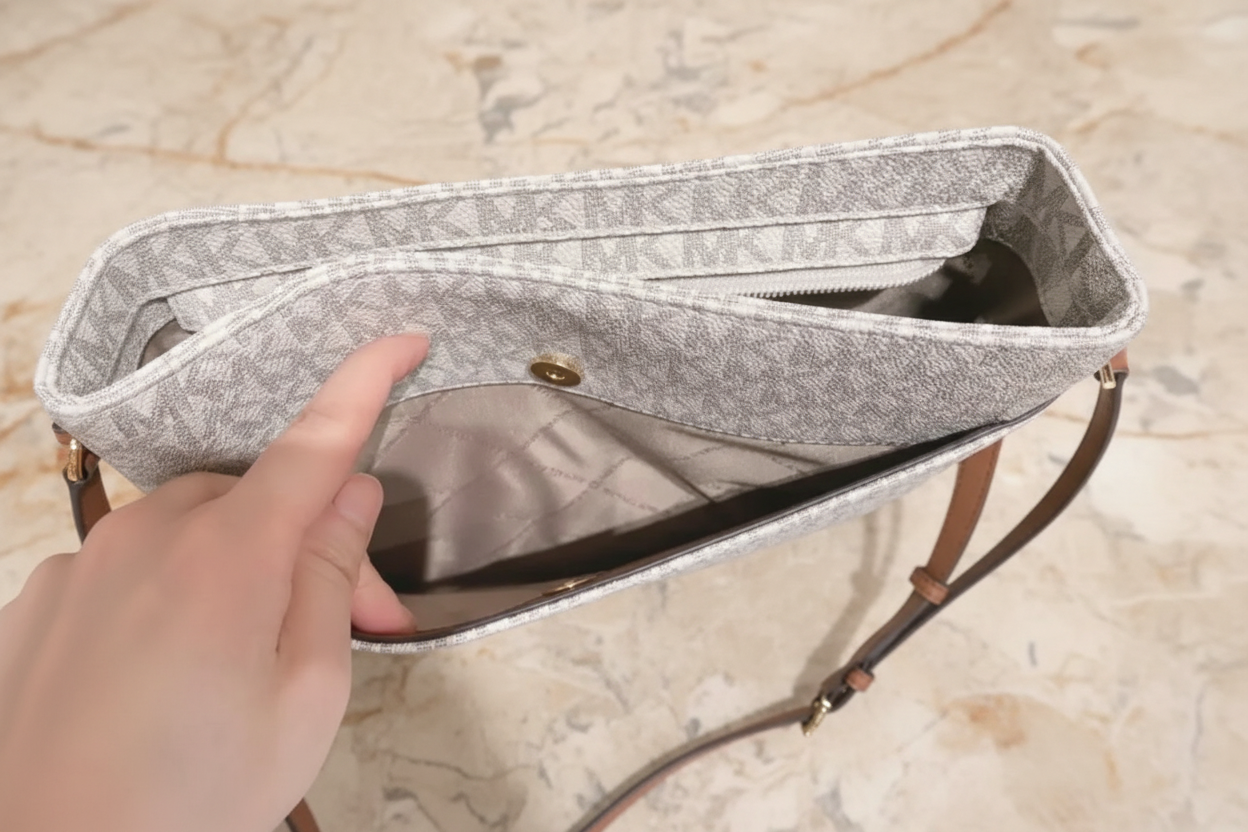 MICHAEL KORS JET SET TRAVEL LARGE MESSENGER LOGO VANILLA