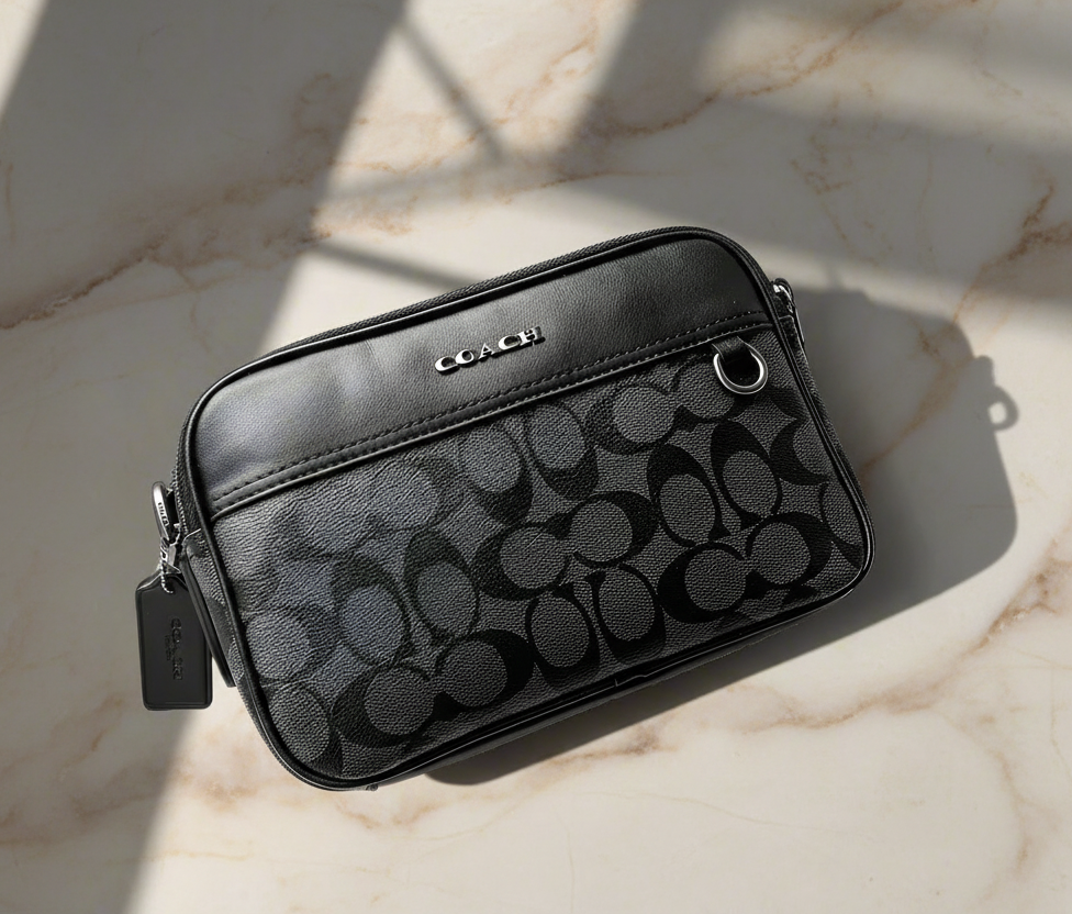 حقيبة كروس بودي من كوتش غراهام - قماش مطلي مميز/أسود فحمي