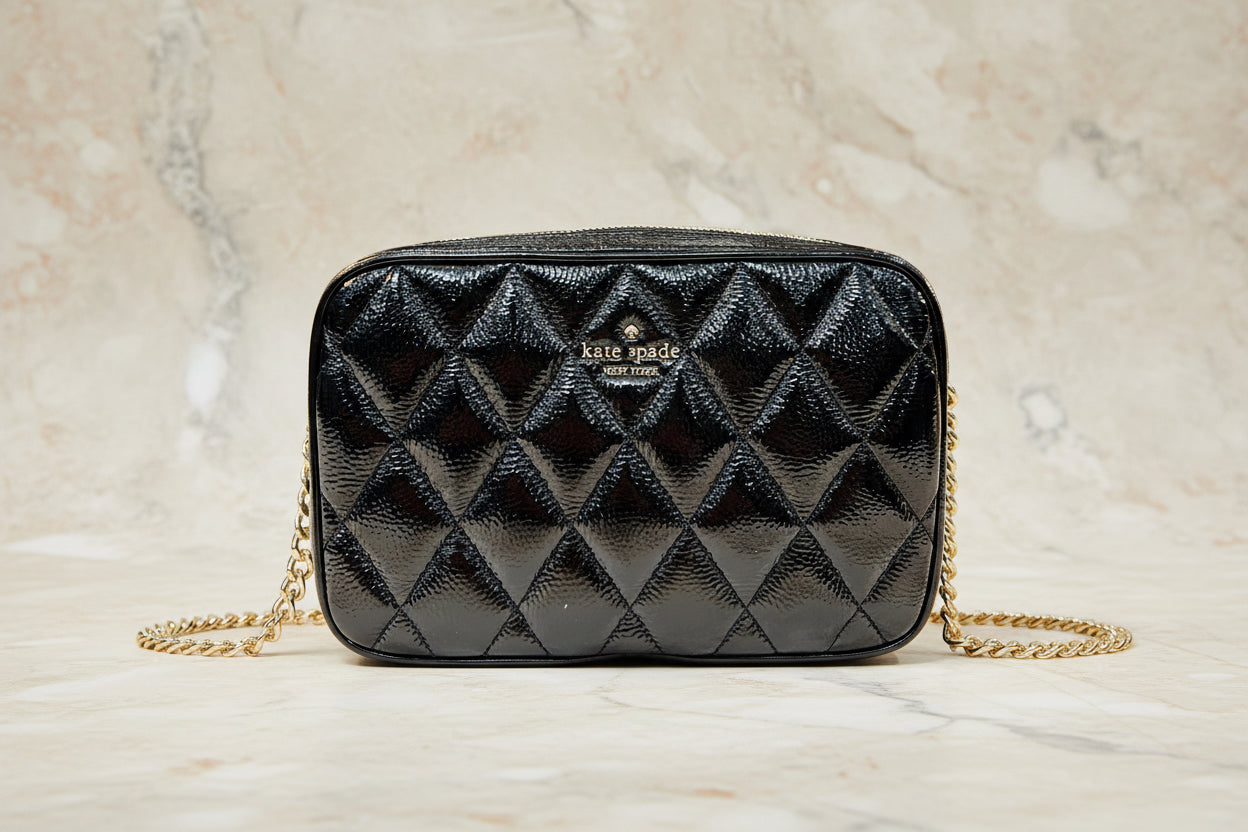 حقيبة كروسبودي من الجلد المبطن من كيت سبيد، مع حافظة بطاقات رفيعة، في علبة.