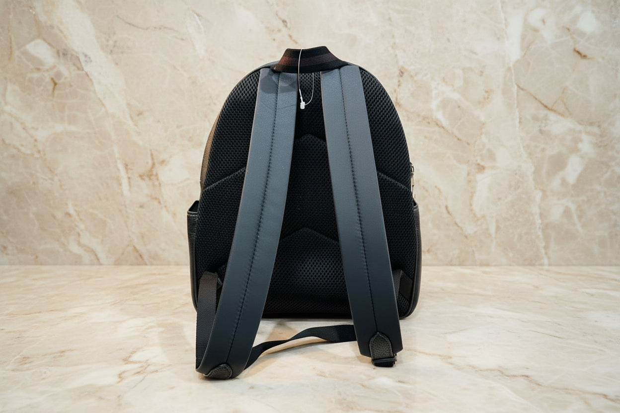 حقيبة ظهر متوسطة الحجم من كوتش كورت مصنوعة من قماش مميز بنقشة ورود صغيرة عتيقة