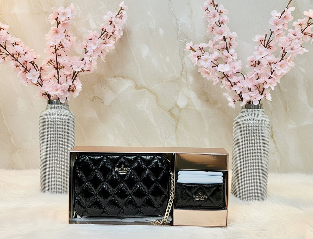 حقيبة كروسبودي من الجلد المبطن من كيت سبيد، مع حافظة بطاقات رفيعة، في علبة.