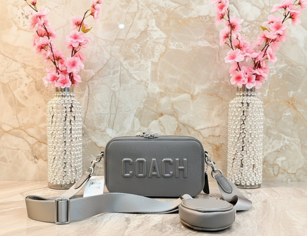 حقيبة كروسبودي رفيعة من كوتش تشارتر - رمادي